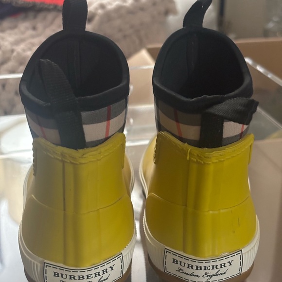 Burberry Yellow Kids Rain Boots with Check Pattern - Picture 2 of 5